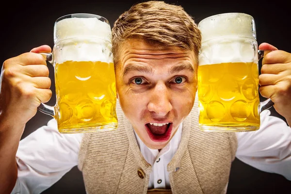 Alegre Joven Sosteniendo Vasos Cerveza Sonriendo Cámara —  Fotos de Stock