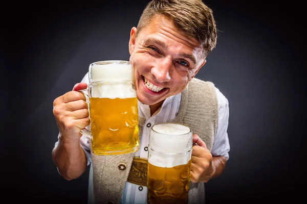 Alegre Joven Sosteniendo Vasos Cerveza Sonriendo Cámara —  Fotos de Stock