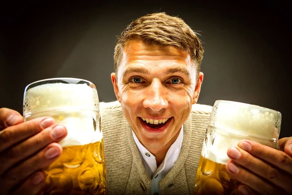 Vrolijke Jonge Man Houdt Bierglazen Glimlachend Bij Camera — Stockfoto