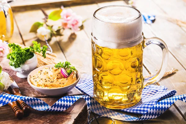 테이블에 맥주와 간식의 안경의 클로즈업보기 옥토버 페스트 — 스톡 사진