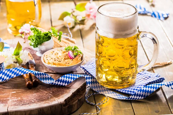 Nahaufnahme Von Biergläsern Und Snacks Auf Holztisch Oktoberfest Konzept — Stockfoto