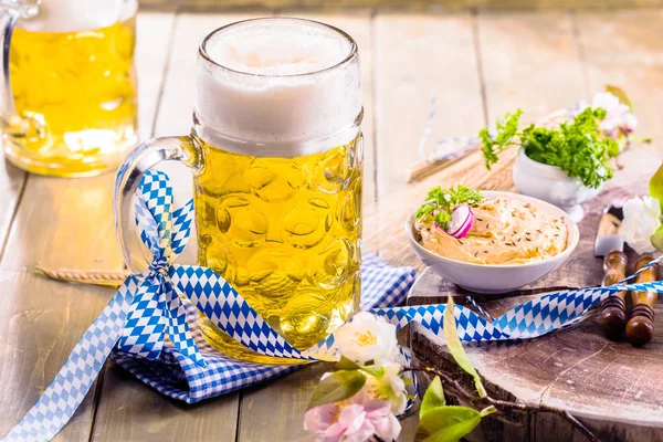 Vasos Cerveza Aperitivos Mesa Madera Concepto Oktoberfest — Foto de Stock