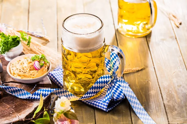 Biergläser Und Snacks Auf Holztisch Oktoberfest Konzept — Stockfoto