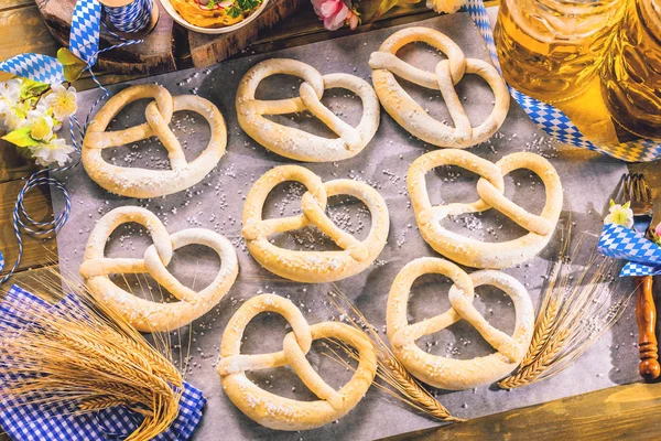 Vista Perto Pretzels Bávaros Tradicionais Papel Assar Mesa — Fotografia de Stock