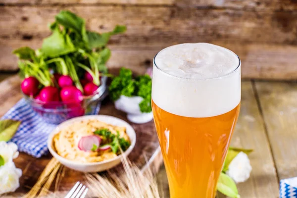 테이블에 신선한 맥주와 유리의 클로즈업 옥토버 페스트 — 스톡 사진