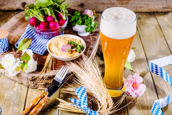 테이블에 맥주와 유리의 클로즈업 옥토버 페스트 — 스톡 사진