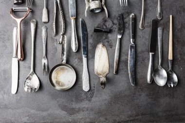 Koyu dokulu arka planda Vintage sofra, üst görünüm