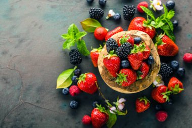 taze böğürtlen, yaban mersini, çilek ve yeşil nane yaprakları üst görünümü