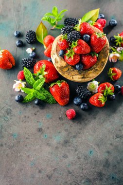 taze böğürtlen, yaban mersini, çilek ve yeşil nane yaprakları üst görünümü