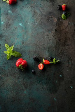 gri yüzeyde taze olgun sulu çilek üst görünümü