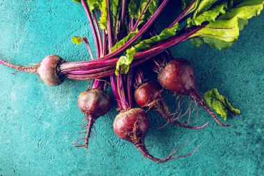 mavi arka plan taze olgun pişmemiş pancar üst görünümü 