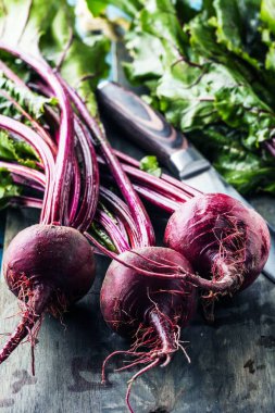 mavi yüzeyde taze olgun pişmemiş pancar yakın çekim görünümü