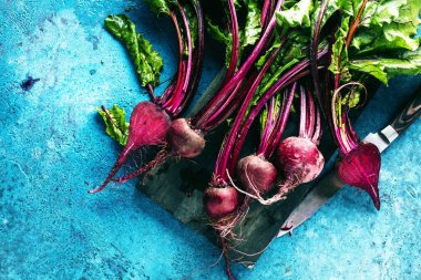 mavi yüzeyüzerinde taze olgun pişmemiş pancar üst görünümü