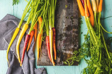 ahşap kesme tahtası üzerinde çeşitli taze havuç üst görünümü