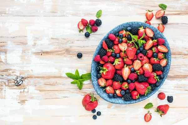 Draufsicht Auf Frische Reife Erdbeeren Blaubeeren Und Brombeeren Auf Holztisch — Stockfoto