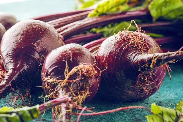 Świeże Dojrzałe Organiczne Buraki Niebieskiej Powierzchni — Zdjęcie stockowe