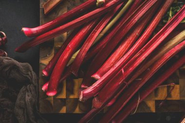 Taze, olgun, sağlıklı ravent saplarının üst görüntüsü. 