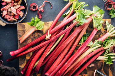 ahşap tahta üzerinde taze olgun sağlıklı rhubarb sapları üst görünümü