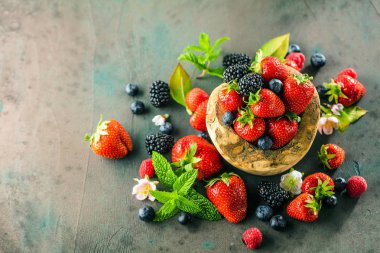 gri yüzeyde taze olgun çilek üst görünümü