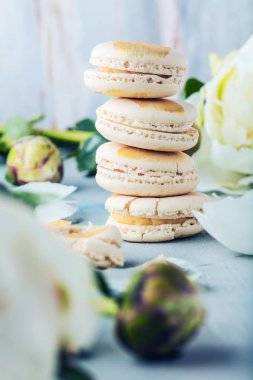 lezzetli makarna ve beyaz şakayık çiçekleri yakın çekim görünümü