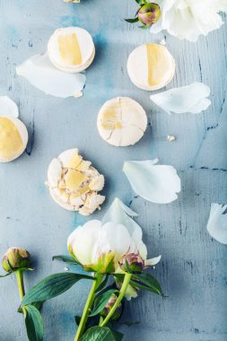 ahşap yüzeyde makaron ve beyaz şakayık çiçeklerüst görünümü   