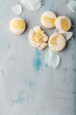 ahşap arka plan üzerinde lezzetli makarna ve çiçek yaprakları üst görünümü