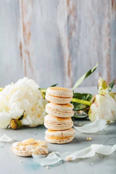 Nahaufnahme Köstlicher Französischer Macarons Kekse Und Weißer Blumen Auf Hölzerner — Stockfoto