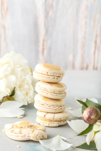 Vista Close Deliciosos Macarons Doces Flores Peônia Branca — Fotografia de Stock