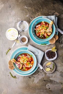 sebzeli lezzetli tavuk çorbasının yakın çekim görünümü 