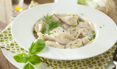 Et, mantı dolu köfteler. Geleneksel Rus çanak pelmeni. Close