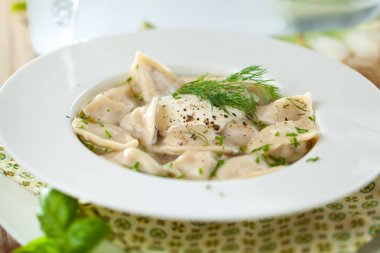Geleneksel lezzetli Rus çanak pelmeni. Dolgulu Köfte 