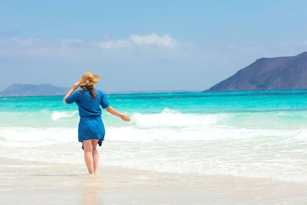 Vista Trasera Mujer Joven Vestido Azul Caminando Playa Arena —  Fotos de Stock
