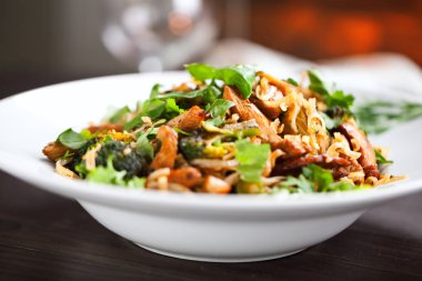 tavuk, mantar ve tabakta sebze ile lezzetli pirinç erişte