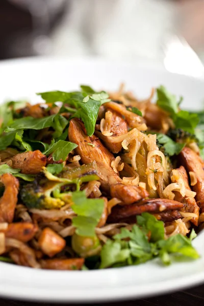 Ízletes Rizses Tészta Csirkével Gombával Zöldségekkel Tányéron — Stock Fotó