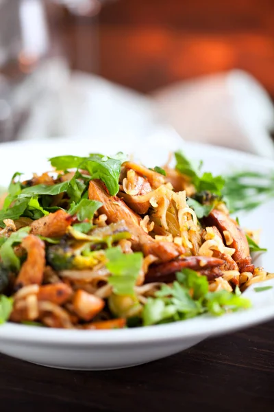 Ízletes Rizses Tészta Csirkével Gombával Zöldségekkel Tányéron — Stock Fotó