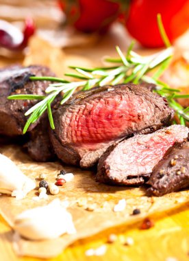 masada biberiye, sarımsak ve baharatlar ile lezzetli ızgara geyik bifteği yakın çekim görünümü