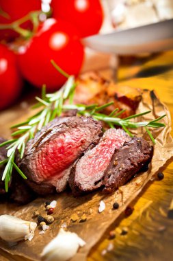 biberiye, sarımsak, baharat ve domates ile lezzetli ızgara geyik bifteğinin yakın çekim görünümü