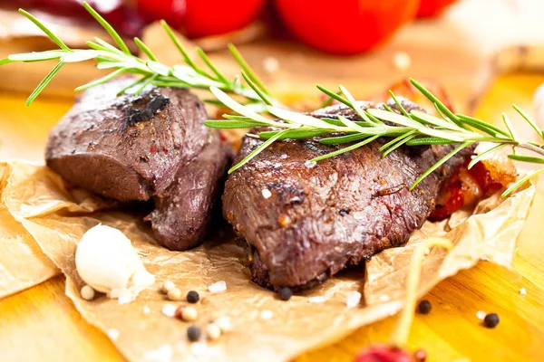 Vue Rapprochée Délicieux Steak Gibier Grillé Avec Romarin Ail Tomates — Photo