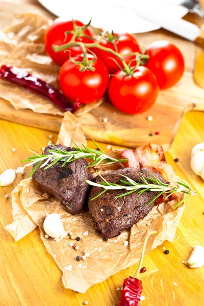 Podrobný Pohled Chutnou Grilovanou Venonový Steak Rozmarí Česnekem Rajčaty Kořením — Stock fotografie
