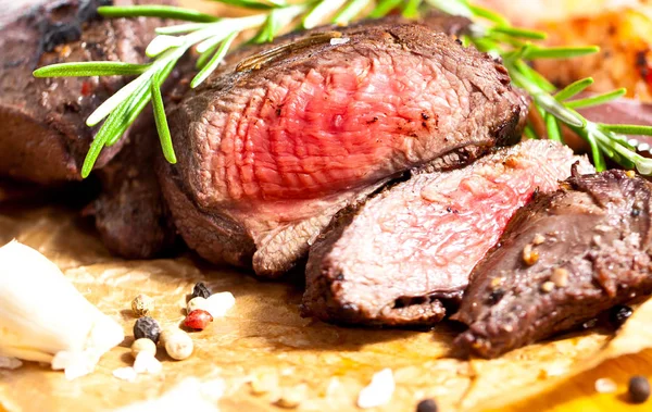 Vista Ravvicinata Gustosa Bistecca Cervo Alla Griglia Con Rosmarino Aglio — Foto Stock