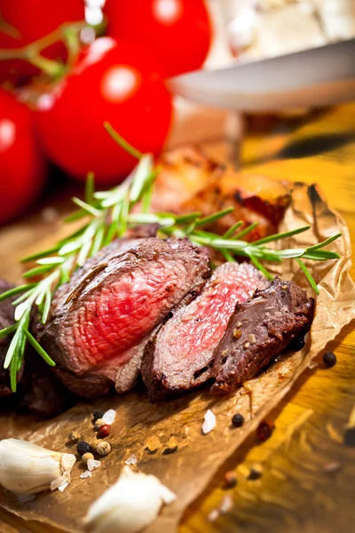 Podrobný Pohled Lahodné Grilované Venisonský Steak Rozmarí Česnekem Kořením Rajčaty — Stock fotografie