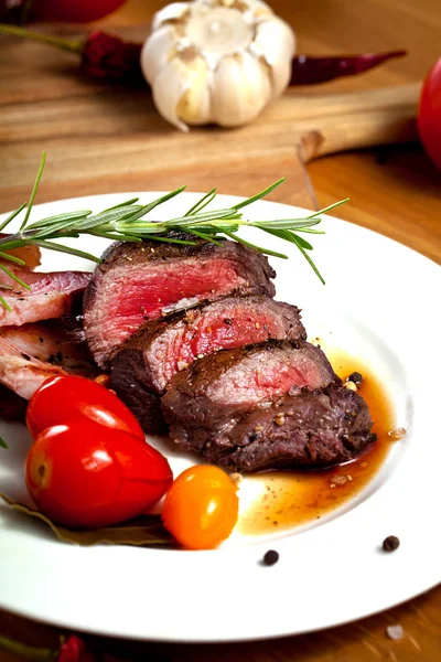 Steak Gibier Grillé Gastronomique Avec Romarin Épices Tomates Dans Une — Photo
