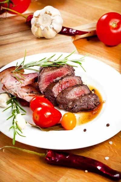 Filete Venado Parrilla Con Romero Especias Tomates Plato — Foto de Stock