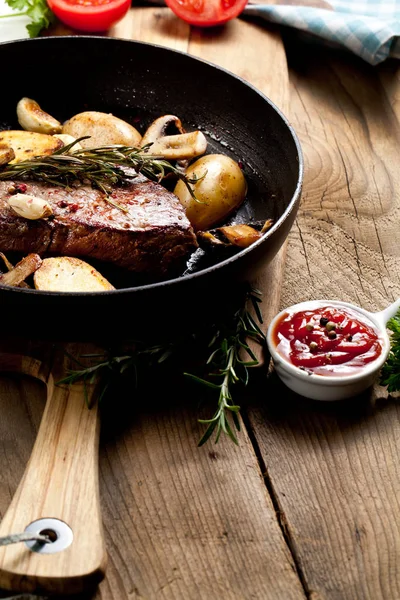 Sabroso Solomillo Parrilla Con Patatas Champiñones Sartén Salsa Mesa Madera — Foto de Stock