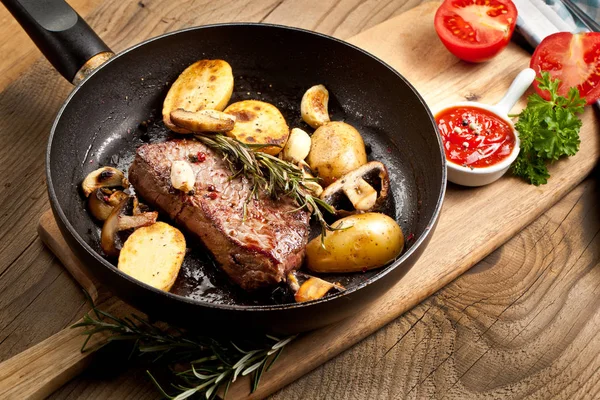 Delicious Grilled Steak Sirloin Potatoes Mushrooms Frying Pan — Stock Photo, Image