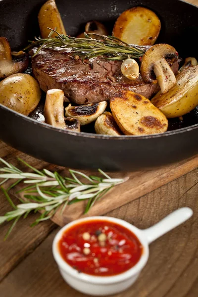 Delicious Grilled Steak Sirloin Potatoes Mushrooms Frying Pan — Stock Photo, Image