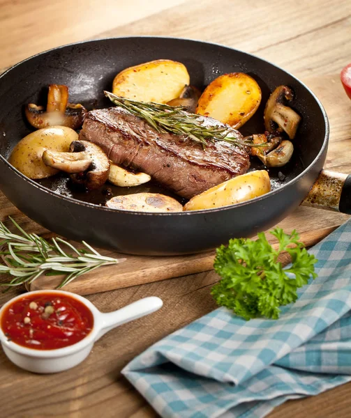 Solomillo Parrilla Con Patatas Champiñones Sartén Salsa Mesa Madera —  Fotos de Stock