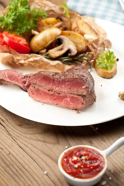 Vue Rapprochée Steak Grillé Gastronomique Aux Légumes Sur Table Bois — Photo