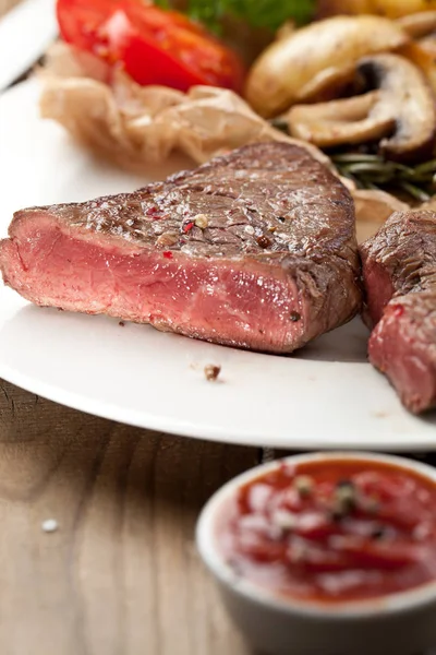 Vue Rapprochée Steak Grillé Gastronomique Aux Légumes Sur Table Bois — Photo