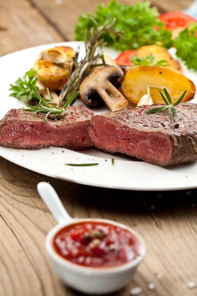 Bistecca Alla Griglia Gourmet Con Funghi Patate Sul Piatto Ketchup — Foto Stock